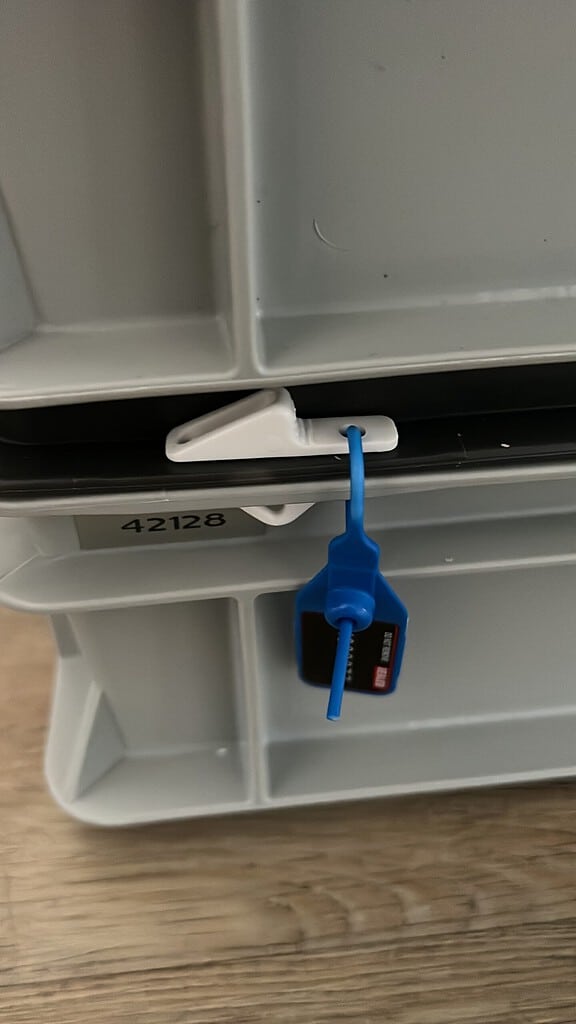 Zegel plaatsen op de transportbox van de gehuurde LEGO set